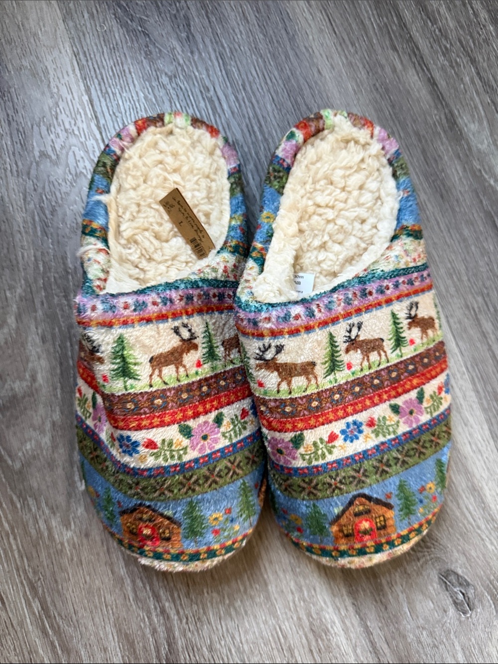 Natural life Cozy Moose Holiday Cabin Pattern Slip-On Slippers - Cream Lining